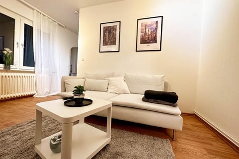Living room, Seating area, internet