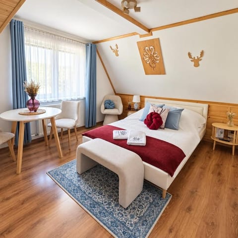 Bed, Photo of the whole room, Seating area, Dining area, Bedroom