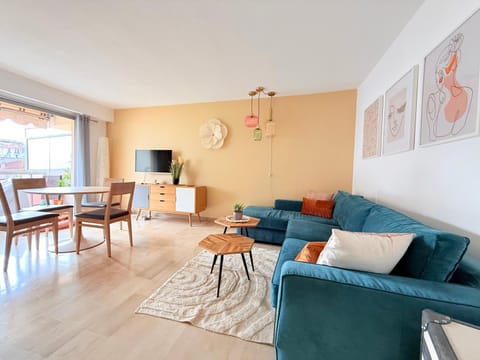 People, TV and multimedia, Living room, Seating area, Dining area, group of guests, Family, air conditioner