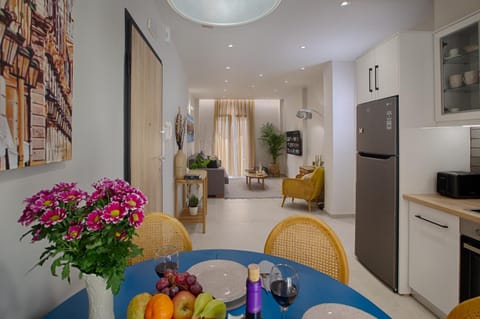 Kitchen or kitchenette, Living room, Seating area, Dining area, Food, minibar, pet friendly