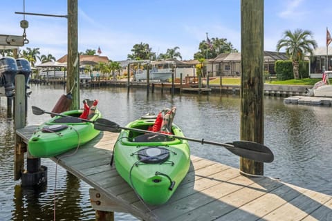 Pirates Den a 4BR Pet-Friendly Waterfront Oasis with Pool, Dock, Personal Water Boats, Fire Pit, Game Room and Bar House in Apollo Beach