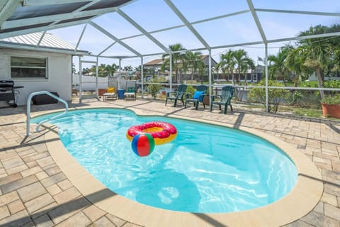 Pirates Den a 4BR Pet-Friendly Waterfront Oasis with Pool, Dock, Personal Water Boats, Fire Pit, Game Room and Bar House in Apollo Beach