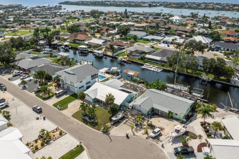 Pirates Den a 4BR Pet-Friendly Waterfront Oasis with Pool, Dock, Personal Water Boats, Fire Pit, Game Room and Bar House in Apollo Beach