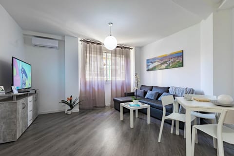 TV and multimedia, Living room, Seating area, Dining area, air conditioner