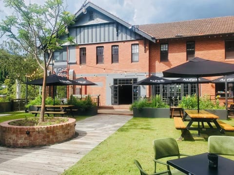 Property building, Patio, Restaurant/places to eat, Day, Garden, Balcony/Terrace, Banquet/Function facilities, Garden view