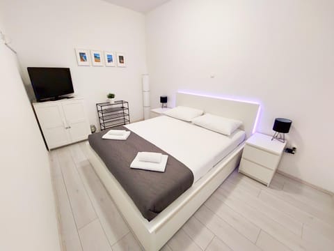 Bed, TV and multimedia, Bedroom, towels