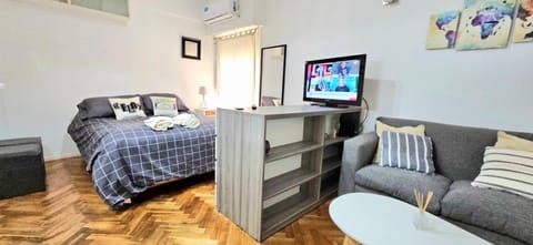 Bed, TV and multimedia, Photo of the whole room, Seating area, hair dresser