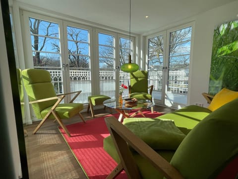 Living room, Seating area