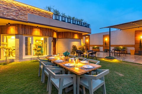 Garden, Food and drinks, Seating area, Garden view, Breakfast