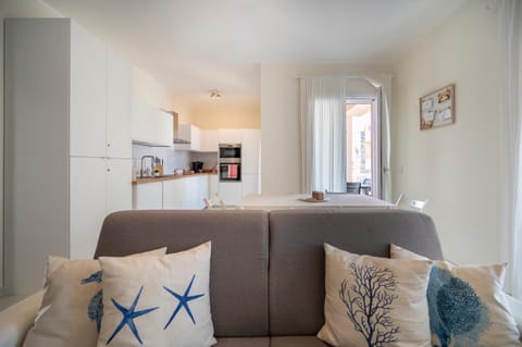 Kitchen or kitchenette, Living room, Seating area, Dining area, stove