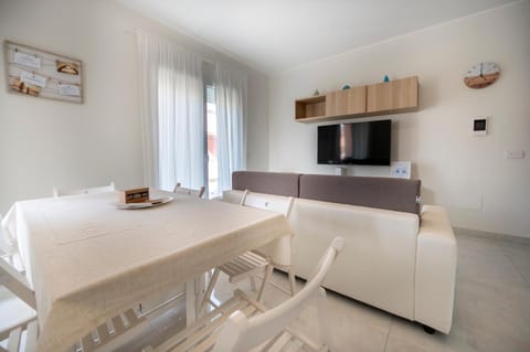 TV and multimedia, Kitchen or kitchenette, Living room, Seating area