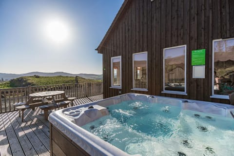 Property building, Natural landscape, Hot Tub, View (from property/room), Dining area, Mountain view