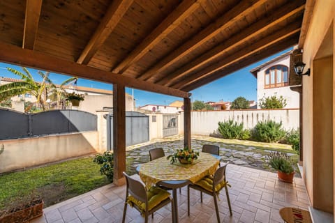 Property building, Balcony/Terrace, Living room