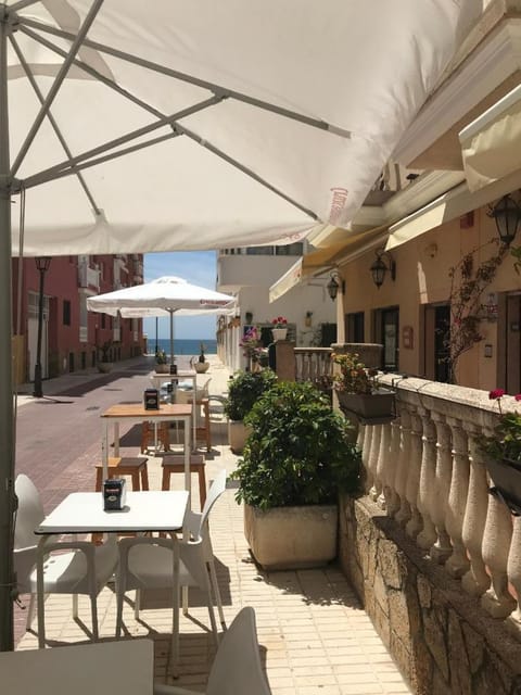 Restaurant/places to eat, Balcony/Terrace