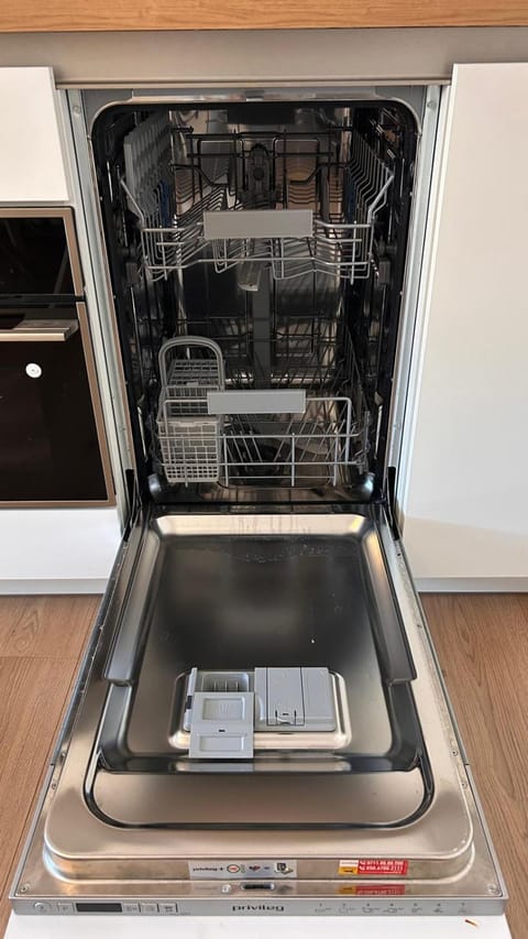 Kitchen or kitchenette, dishwasher
