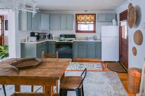 Bohemian Bungalow with Hot Tub Apartment in Burlington