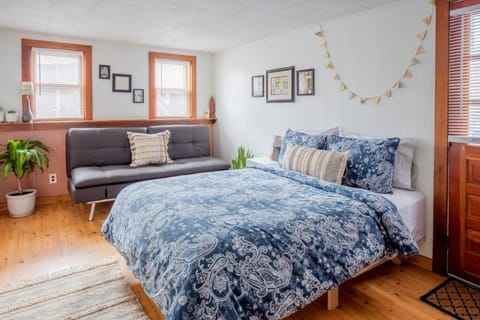 Bohemian Bungalow with Hot Tub Apartment in Burlington