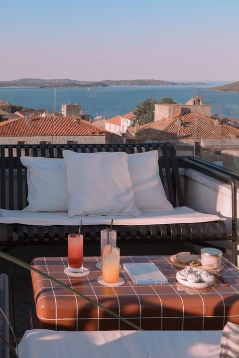 Property building, Patio, Balcony/Terrace, Food and drinks, Food, City view, Landmark view, Sea view, Drinks, Alcoholic drinks