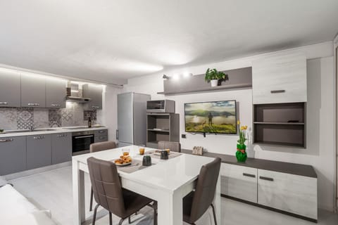 Kitchen or kitchenette, Dining area, dishwasher, minibar, pet friendly, stove
