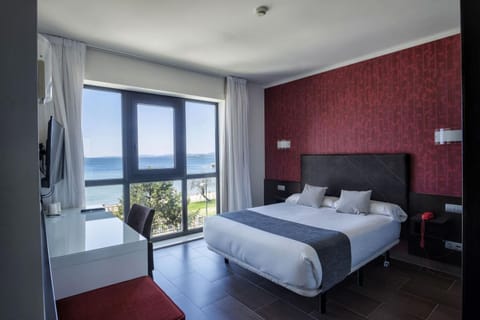 Photo of the whole room, Bedroom, Sea view
