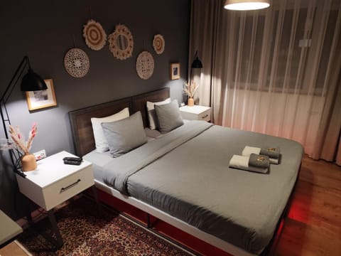 Bed, Photo of the whole room, towels