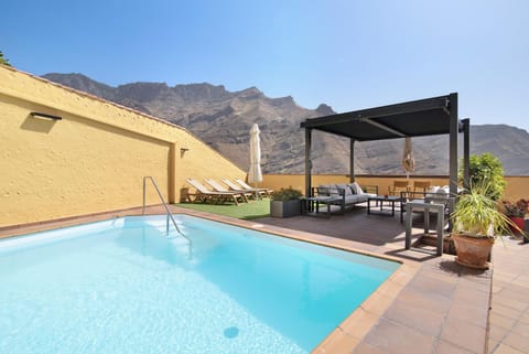 Property building, Balcony/Terrace, Living room, Swimming pool