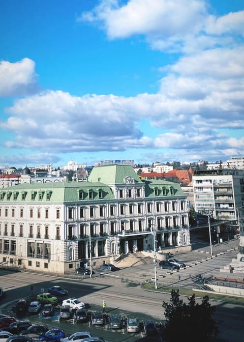 Property building, Day, Neighbourhood, Bird's eye view, City view, Street view, Location, Parking