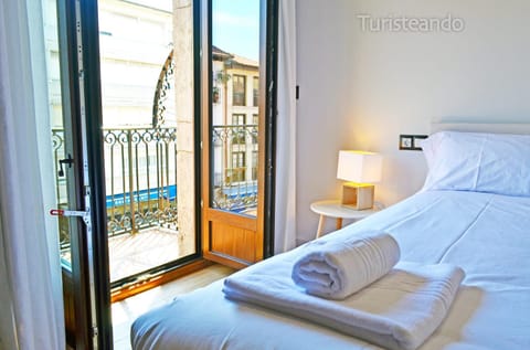 Bed, View (from property/room), Balcony/Terrace, Balcony/Terrace, Photo of the whole room, Bedroom, towels