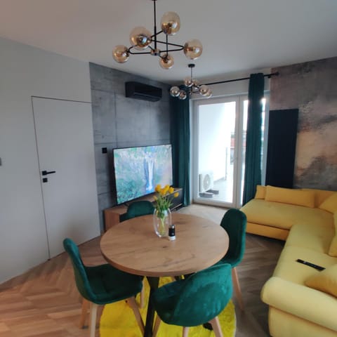 Communal lounge/ TV room, TV and multimedia, Living room, Seating area, Dining area, Evening entertainment