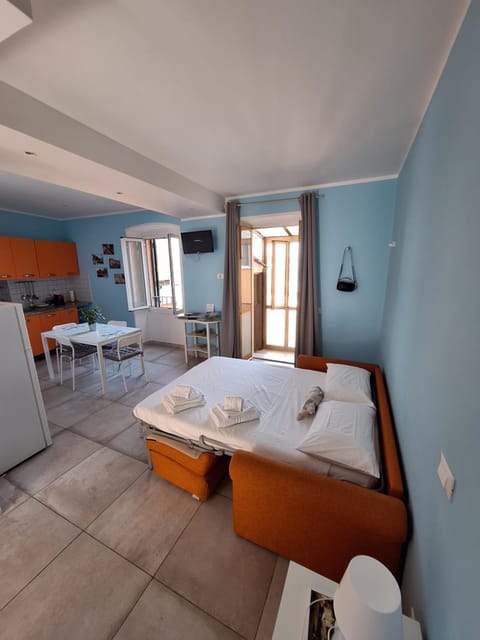 Bed, Kitchen or kitchenette, Living room