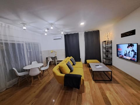 TV and multimedia, Living room, Seating area, Evening entertainment