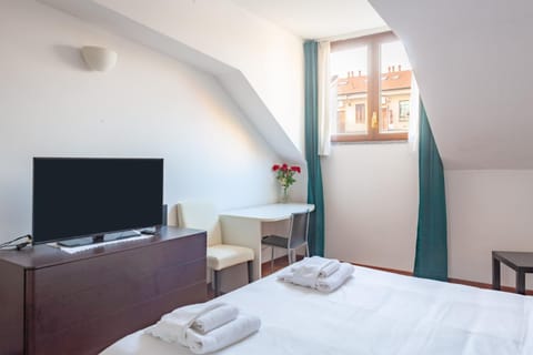Bed, TV and multimedia, Photo of the whole room, Bedroom, towels