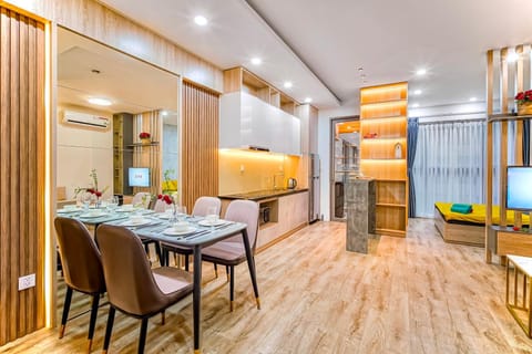 TV and multimedia, Kitchen or kitchenette, Living room, Seating area, Dining area