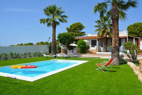 Property building, Patio, Spring, Day, Summer, Garden, Garden, Solarium, Garden view, Pool view, Swimming pool, sunbed