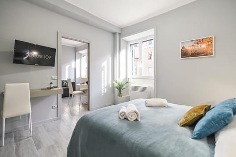 Bed, TV and multimedia, Living room, Photo of the whole room, towels
