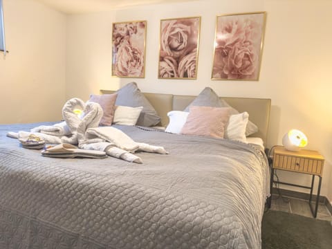 Property building, Bed, Photo of the whole room, Bedroom, towels