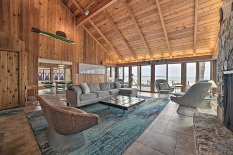 Unwind Fireside, Walk to Water! Lake Michigan Home House in Leland