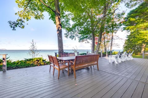 Unwind Fireside, Walk to Water! Lake Michigan Home House in Leland