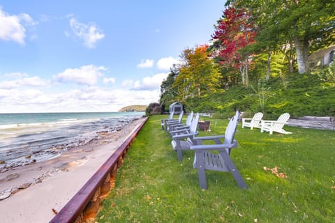 Unwind Fireside, Walk to Water! Lake Michigan Home House in Leland