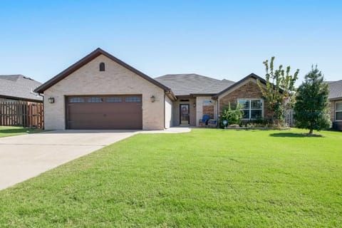 Near Hiking and Biking Convenient Home in Rogers! House in Rogers