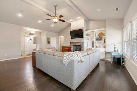 Near Hiking and Biking Convenient Home in Rogers! House in Rogers