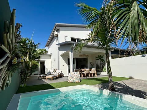 Property building, Patio, Day, Garden, Garden view, Pool view, Swimming pool, sunbed