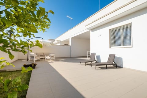 Property building, Balcony/Terrace, Living room
