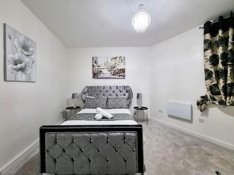 16A Ground floor setup for your most amazing relaxed stay Free Parking Free Fast WiFi House in Leeds