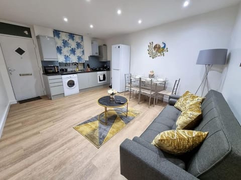 16A Ground floor setup for your most amazing relaxed stay Free Parking Free Fast WiFi House in Leeds