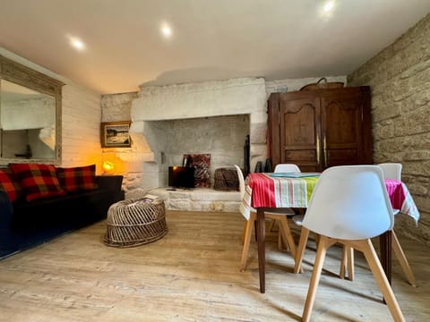 TV and multimedia, Living room, Seating area, Dining area