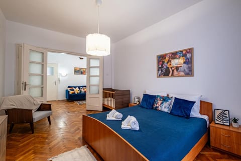 Bed, Living room, Photo of the whole room, Decorative detail, Decorative detail, Seating area, Bedroom, cot, internet, towels