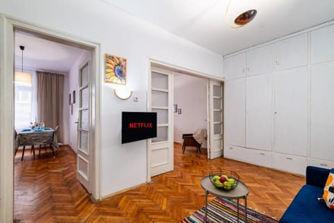 Communal lounge/ TV room, TV and multimedia, Kitchen or kitchenette, Living room, Seating area, Evening entertainment