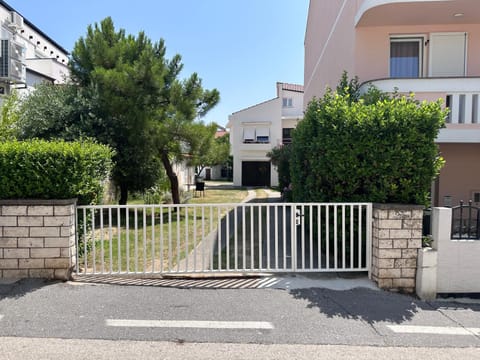 Sunny grandma's garden apartment Apartment in Lika-Senj County