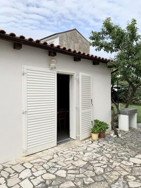 Sunny grandma's garden apartment Apartment in Lika-Senj County